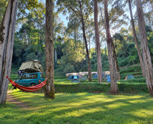 camping-teal-car-natural-anchored-v9